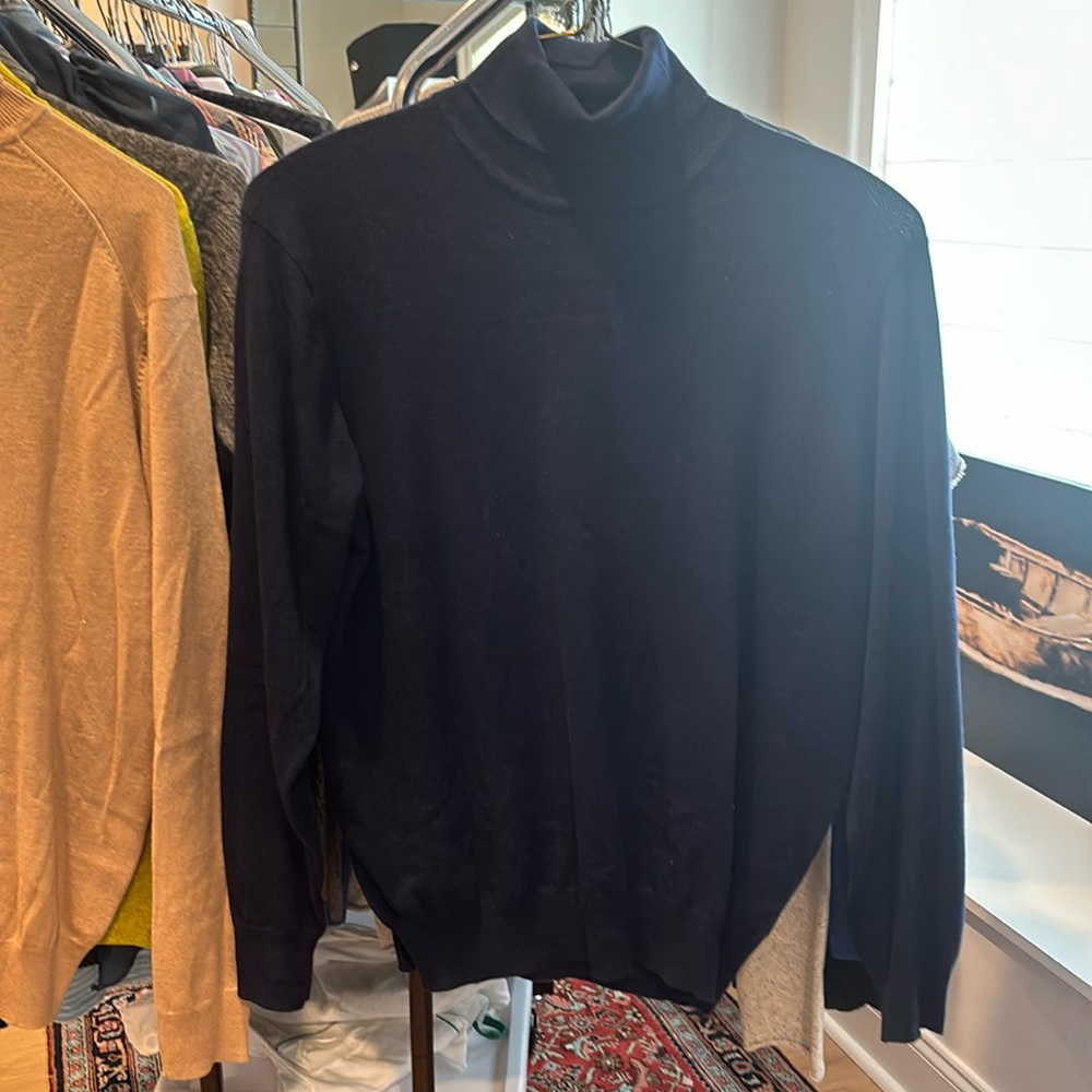 Men’s Orvis navy turtleneck, medium